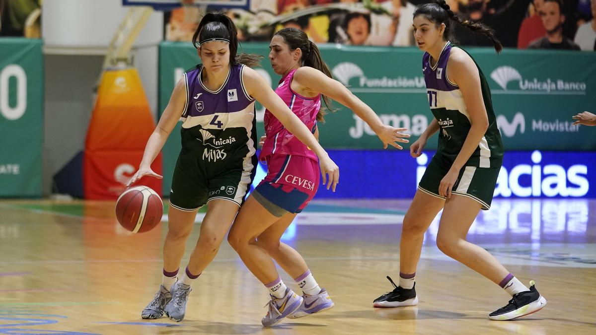 Salomé García (Unicaja) es defendida por Ana Moyano (Miralvalle).