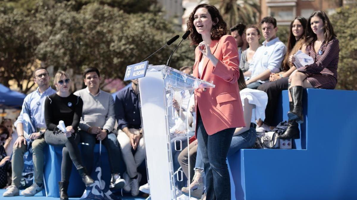 Isabel Díaz Ayuso en un acto de campaña en Valencia.