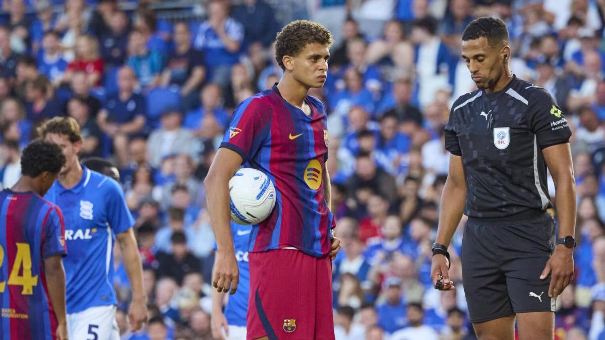 AMISTOSO FC BARCELONA | El egipcio Hamza ejerce de 9 con dos goles en el empate del Barça en Birmingham (2-2)