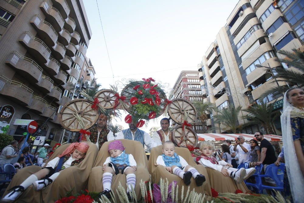 Las 89 barracas y comisiones participan en el segundo día de la Ofrenda