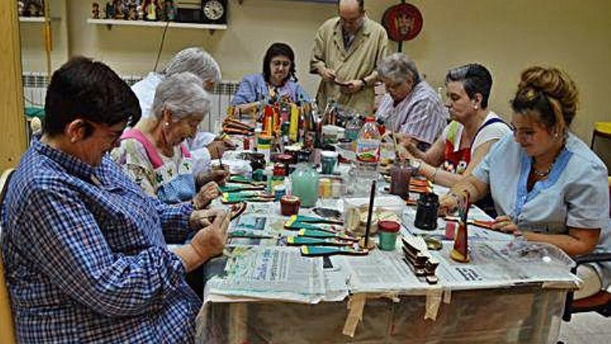 Usuaris de la Fundació Horitzó del Berguedà elaborant figures de la Patum artesanalment per vendre-les