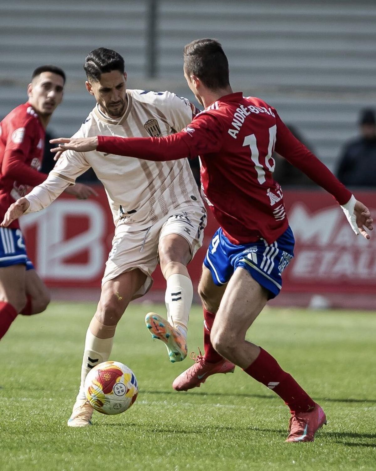 Fidel Chaves disputa un balón frente al Tarazona.
