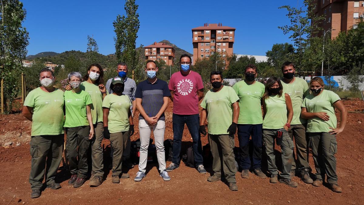 Personal del Taller de Empleo, Et Formem Bosc Ribera, trabaja en la recuperación de la zona del Barranco del Belcaire.