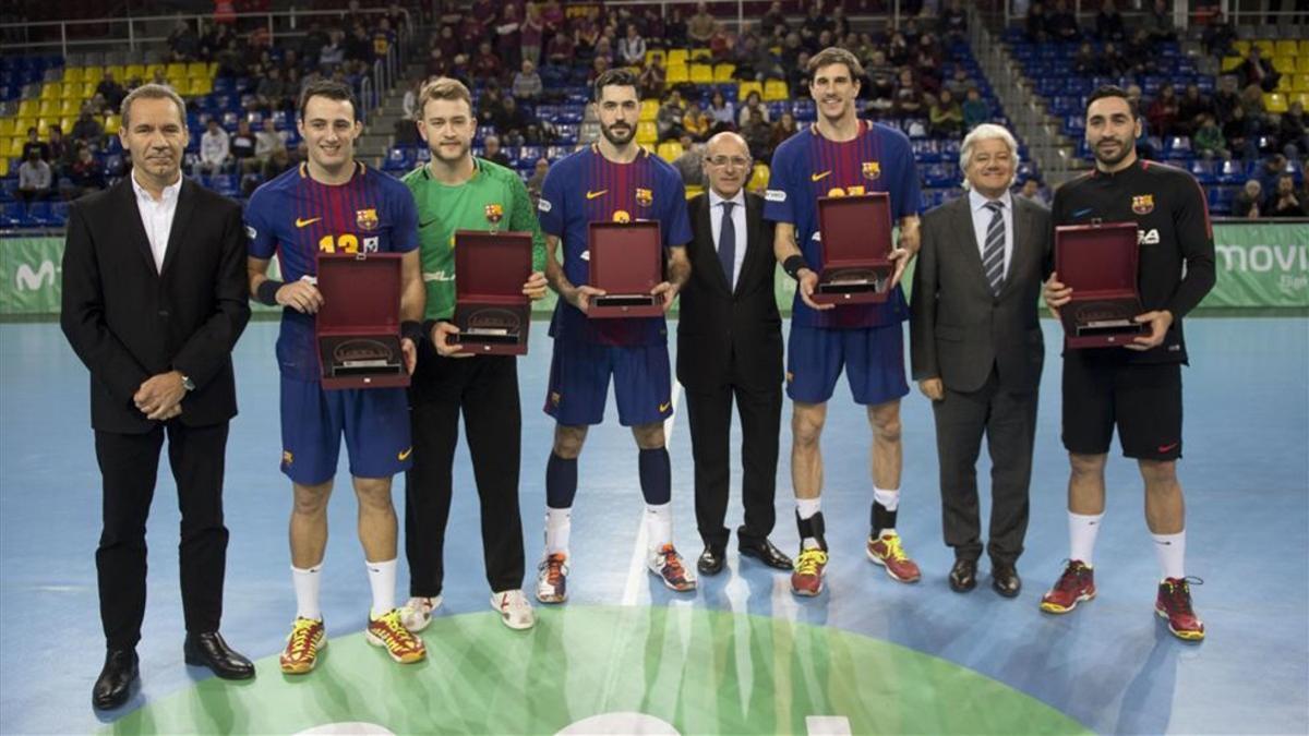 Los cinco campeones de Europa recibieron un homenaje del club