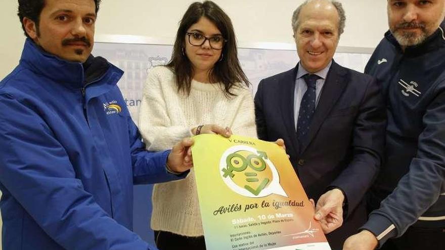 Por la izquierda, David Sotura, Raquel Ruiz, Alfonso Fuertes y Gerardo González, con el cartel de la carrera.