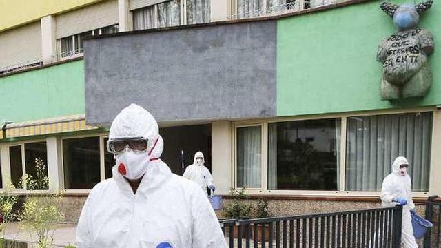 Labores de desinfección en la residencia de Grado.