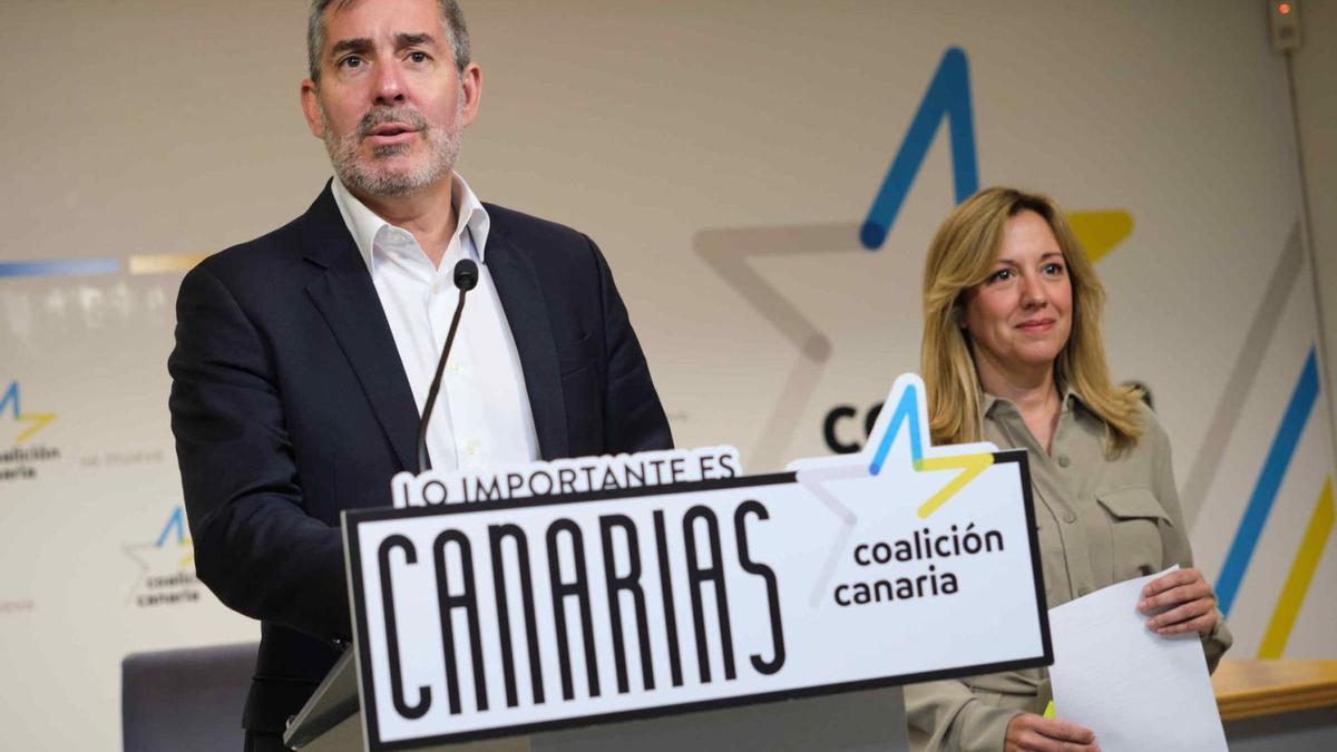El secretario general de Coalición Canaria, Fernando Clavijo, y la diputada regional, Rosa Dávila. | CARSTEN W. LAURITSEN