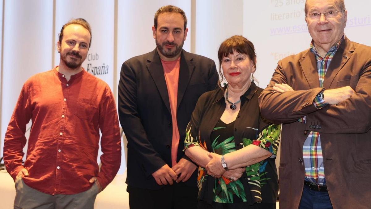 Por la izquierda, Luis Alija, Inaciu Galán, Esther García y Pedro Sánchez Lazo, ayer, en el Club.
