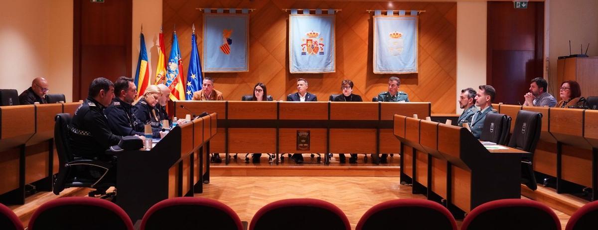 El alcaldde de Burriana, Jorge Monferrer; y la subdelegada del Gobierno en Castellón, Antonia García Valls, presidieron la junta de seguridad para Fallas.