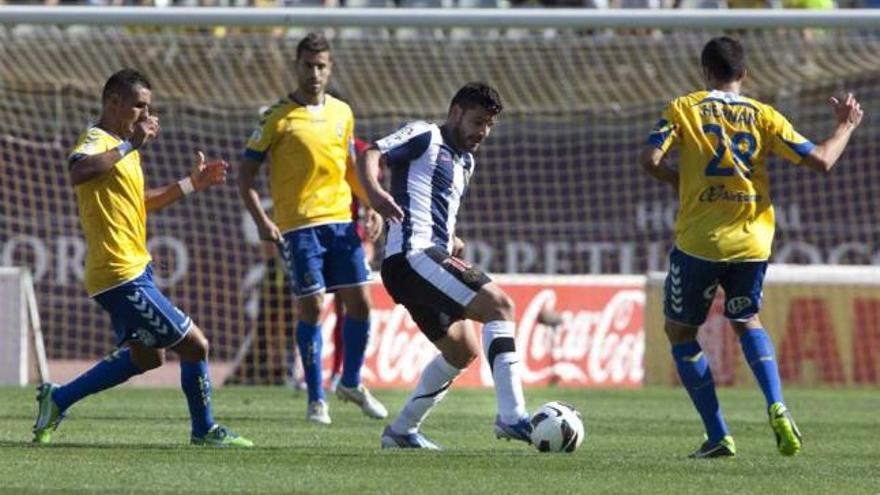 Braulio rodeado de tres jugadores de Las Palmas durante un lance del encuentro de ayer.