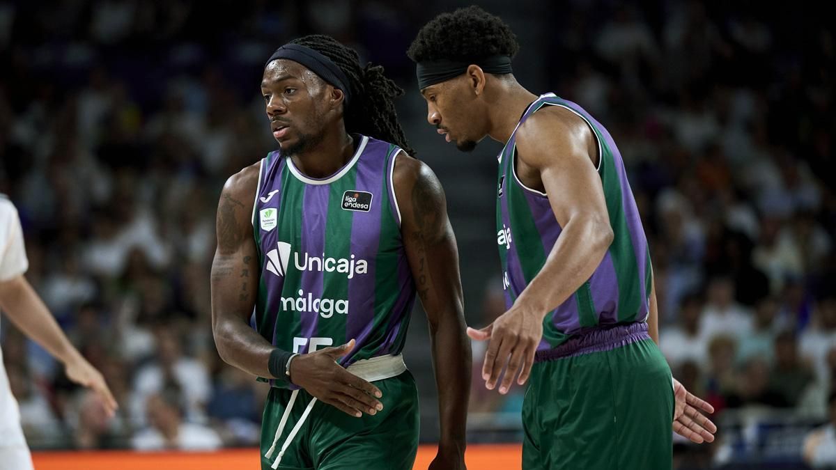 Kendrick Perry y Kameron Taylor se chocan la mano.