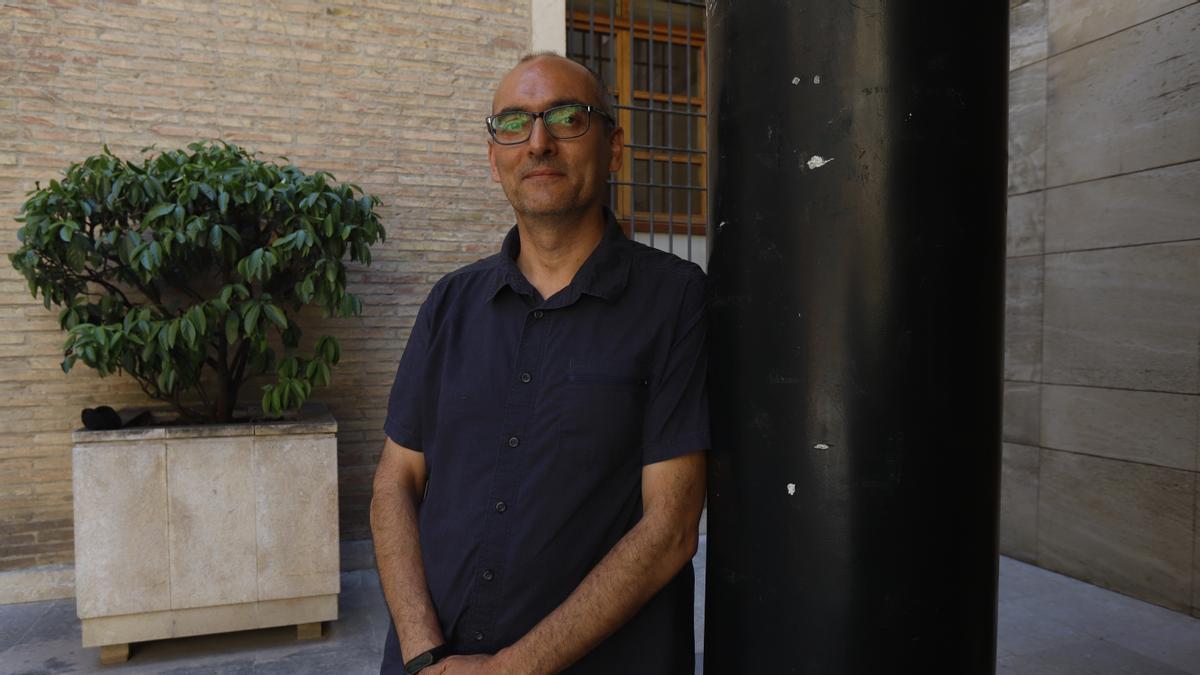 Chabier Gimeno es el coordinador de la estrategia 2022-2025 para jóvenes que migraron solos, un proyecto pionero en Europa.