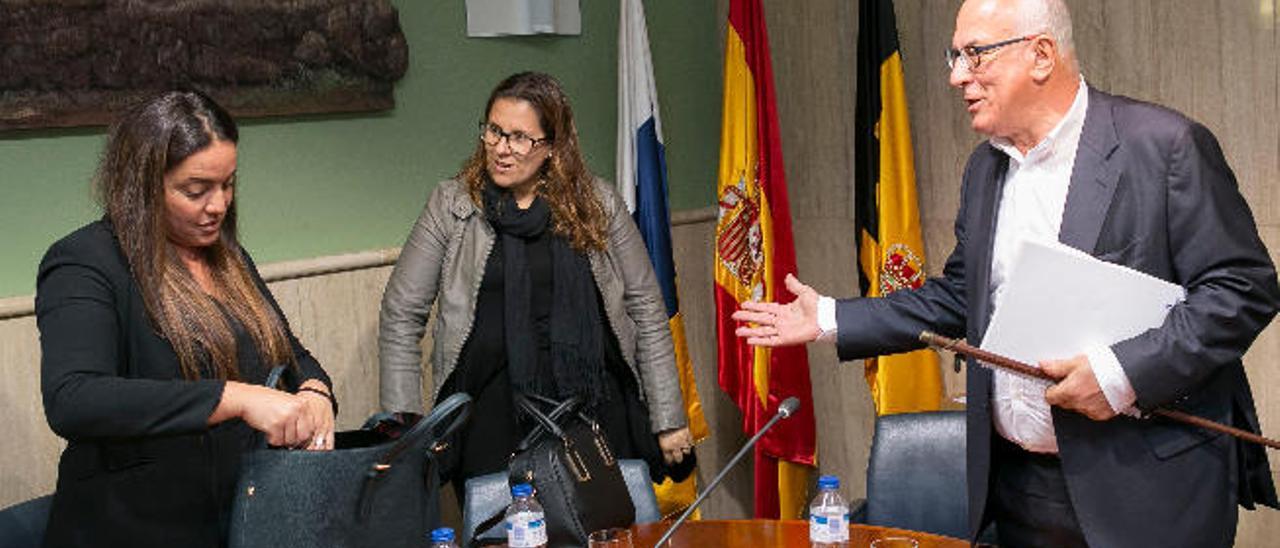 El alcalde de La Oliva, Pedro Amador, junto a sus compañeras del PPM, Evelín Gómez (i) y Guacimara González (d).