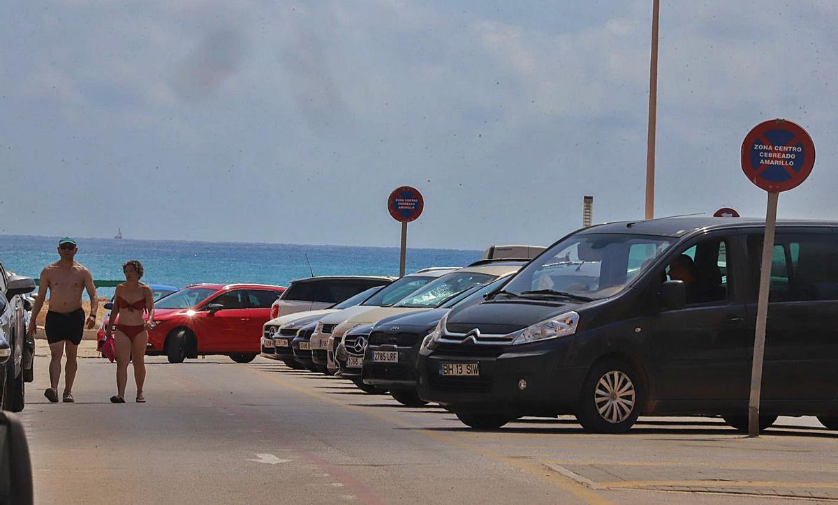 La zona donde está prohibido aparcar se sitúa a escasos metros de la playa de La Mata. | TONY SEVILLA