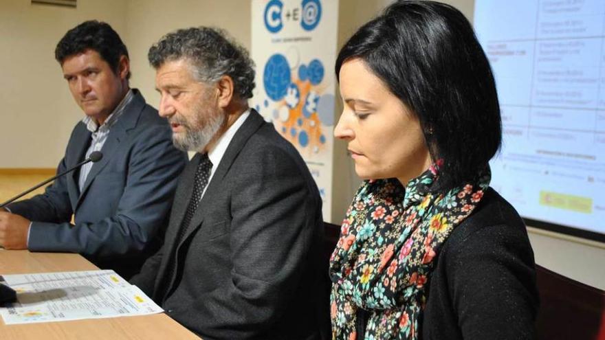 Kike Riesgo, Ignacio García Palacios y Cynthia Suárez, de la Asociación Jóvenes Empresarios, ayer, durante la presentación.
