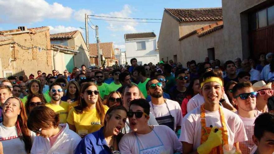 A la izquierda, peñistas se concentran en las calles de El Pego. A la derecha, celebración del encierro campestre del año pasado.