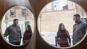 Jonatan Izquierdo y Laura Humanes, en el exterior del restaurante Oníric, en el barrio de Gràcia.