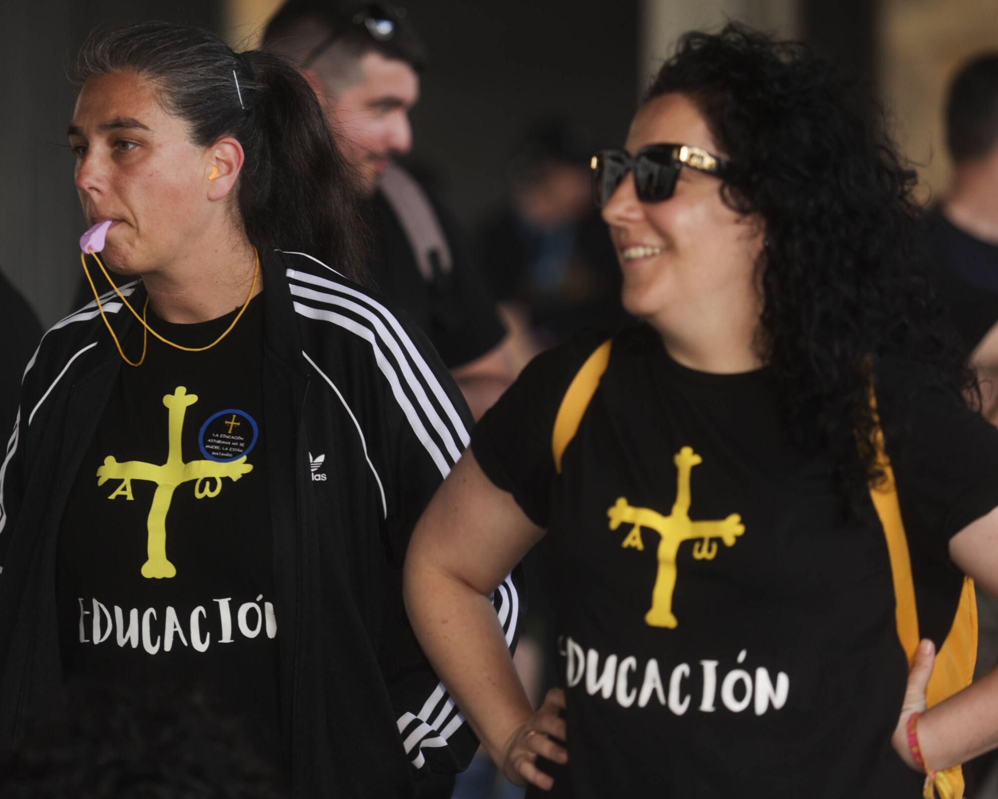 Concentración de los profesores durante la reunión de sindicatos y Principado