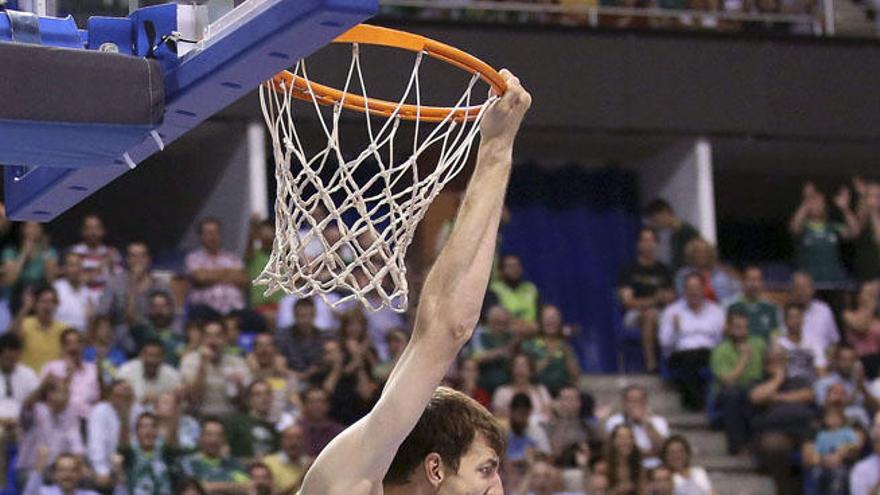 Fran Vázquez, colgado del aro tras un espectacular mate.