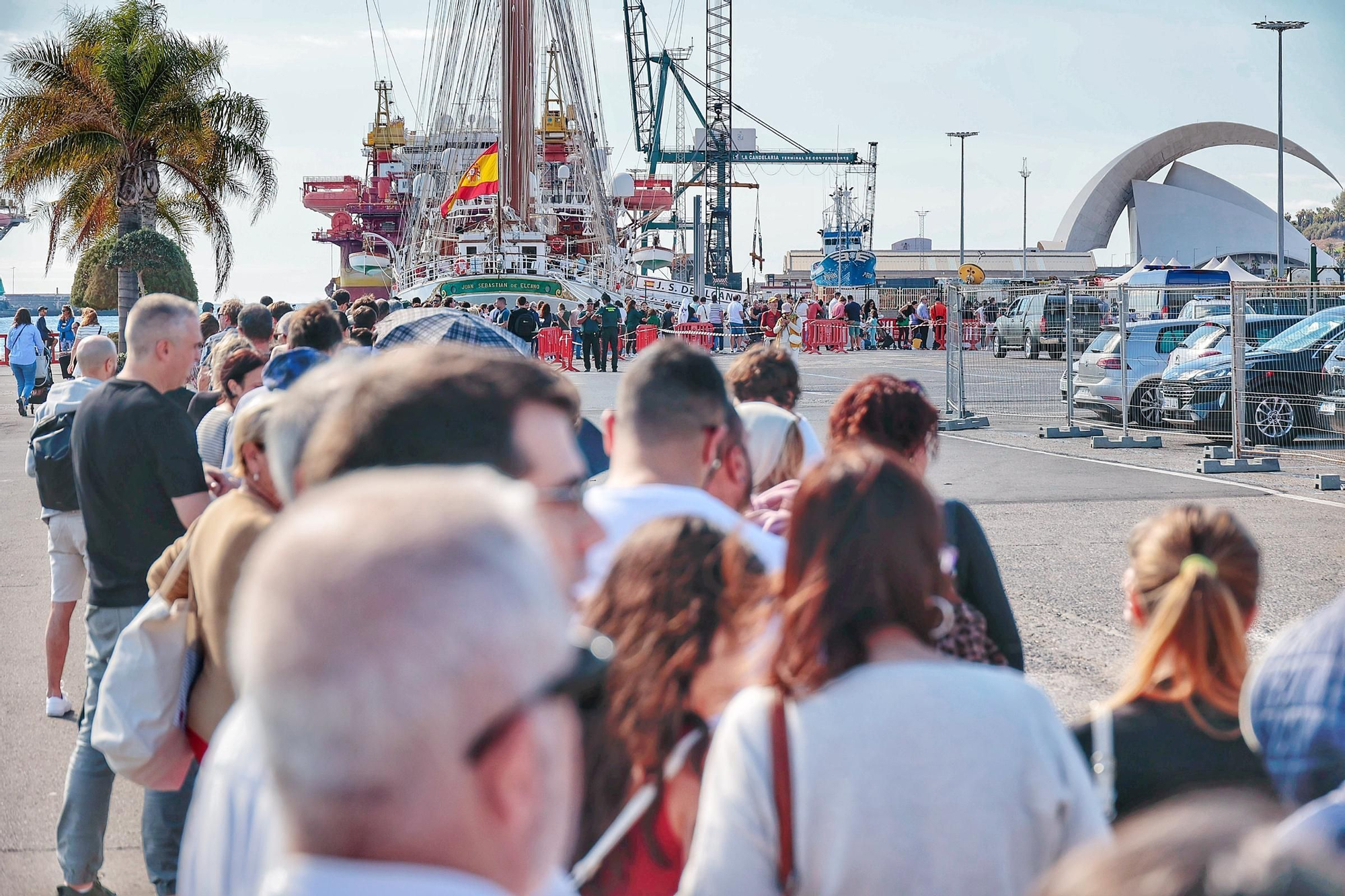 Queues outside the Juan Sebatián Elcano, the ship on which Princess Leonor was trained