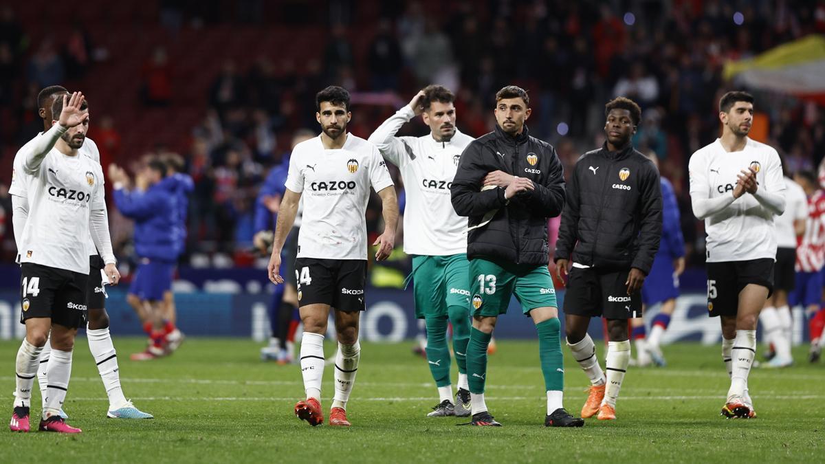 Los futbolistas del Valencia tras el partido contra el Atlético de Madrid