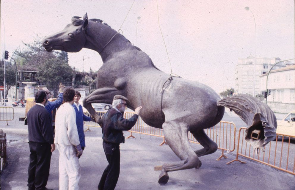 Instalación del monumento a los caballos en Praza de España en 2002, supervisadas por el propio escultor