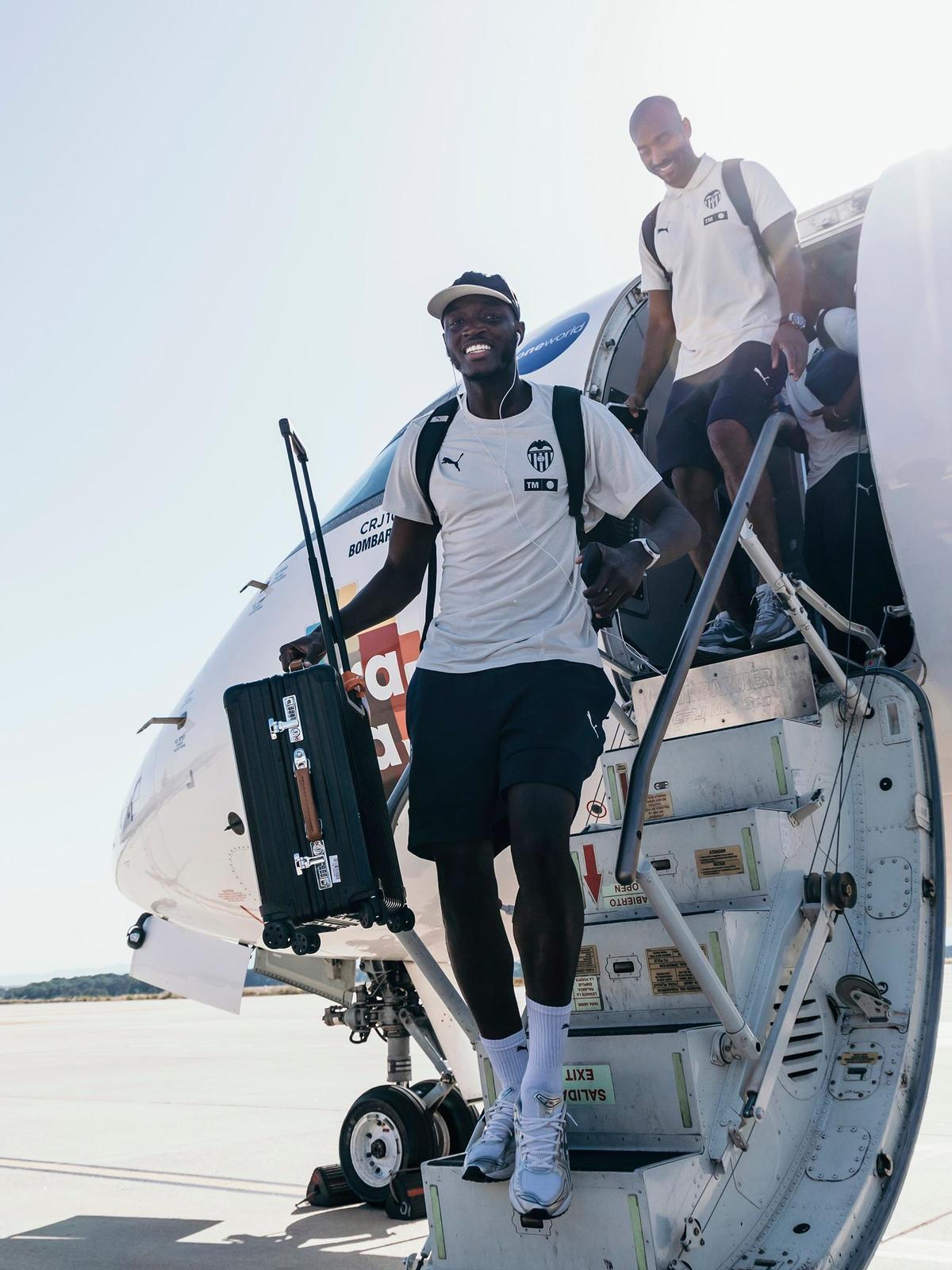 Mouctar Diakhaby, descendiendo del avión