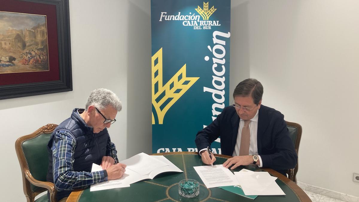 El vicepresidente de Fundación Caja Rural del Sur firma el convenio con el Banco de Alimentos.