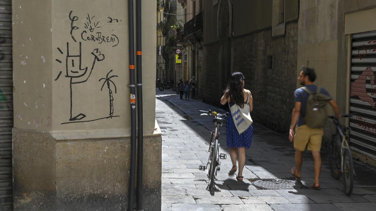 Cobi pintado por Mariscal en Ciutat Vella