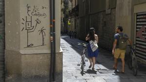 Un grafiti de Javier Mariscal y Cornbread sobre Cobi, en la calle de Flassaders de Ciutat Vella.