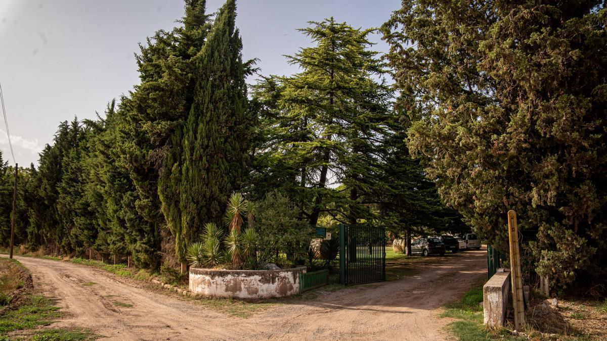 Accés a l'antic club Tres Sets de la Bellavista, ara zona d'oci