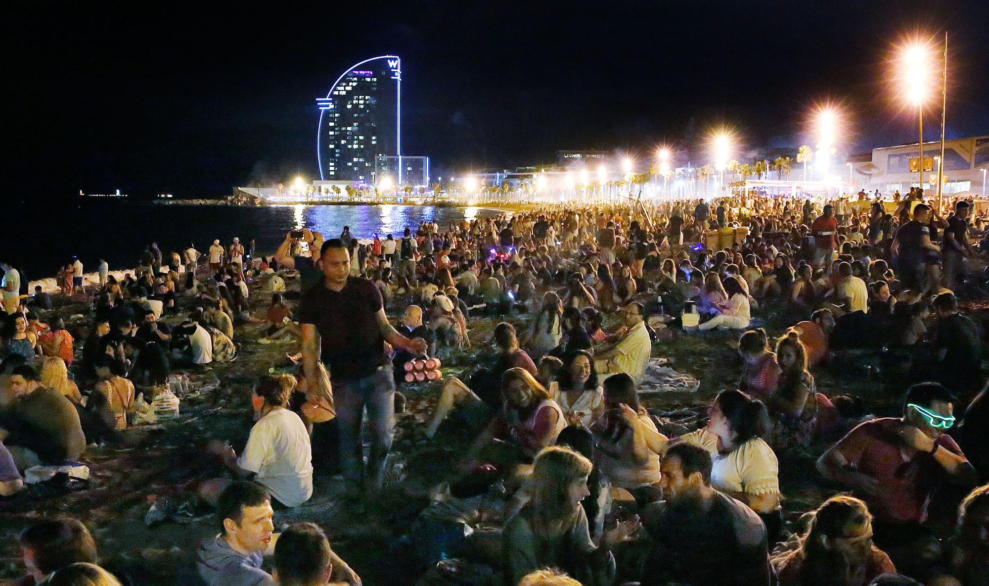 Verbena de Sant Joan en la playa de la Barceloneta. FOTO : ALVARO MONGE