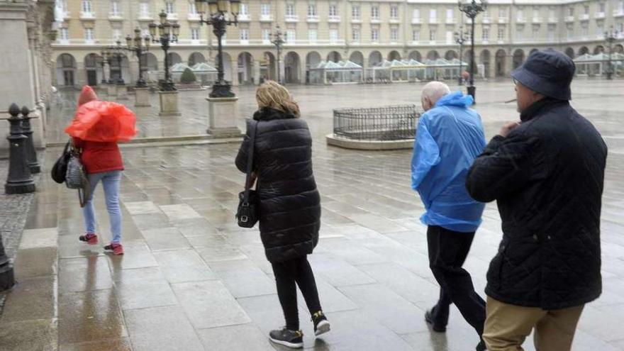 Un grupo de turistas, ayer, en la plaza de María Pita.