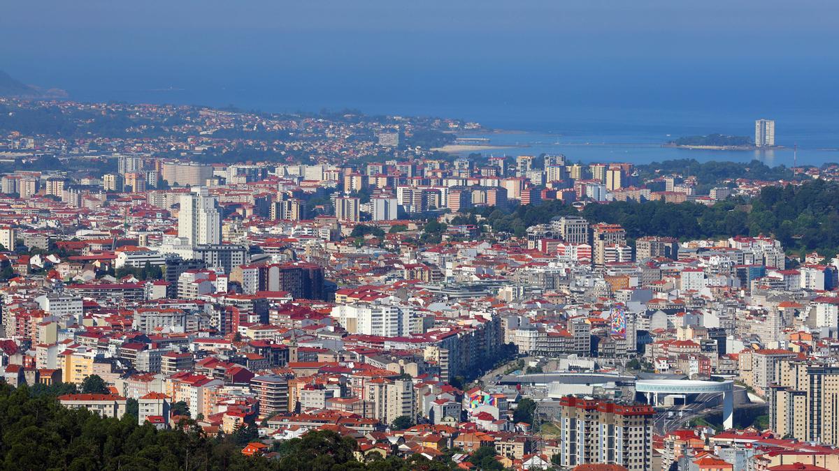 Vista general de Vigo, con la ría al fondo.
