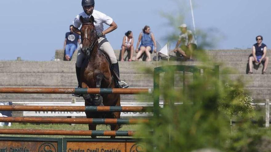 Uno de los saltos de ayer en el Concurso Hípico de Luanco.