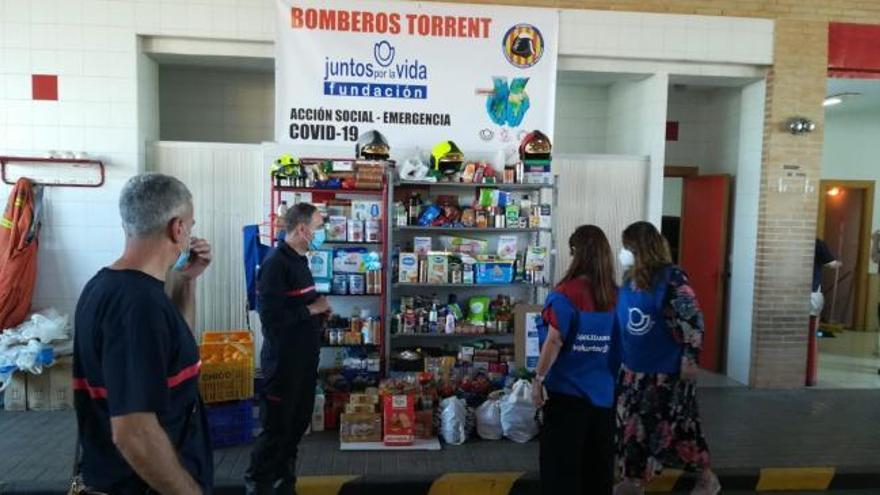 Bomberos de Torrent recogen alimentos para gente necesitada