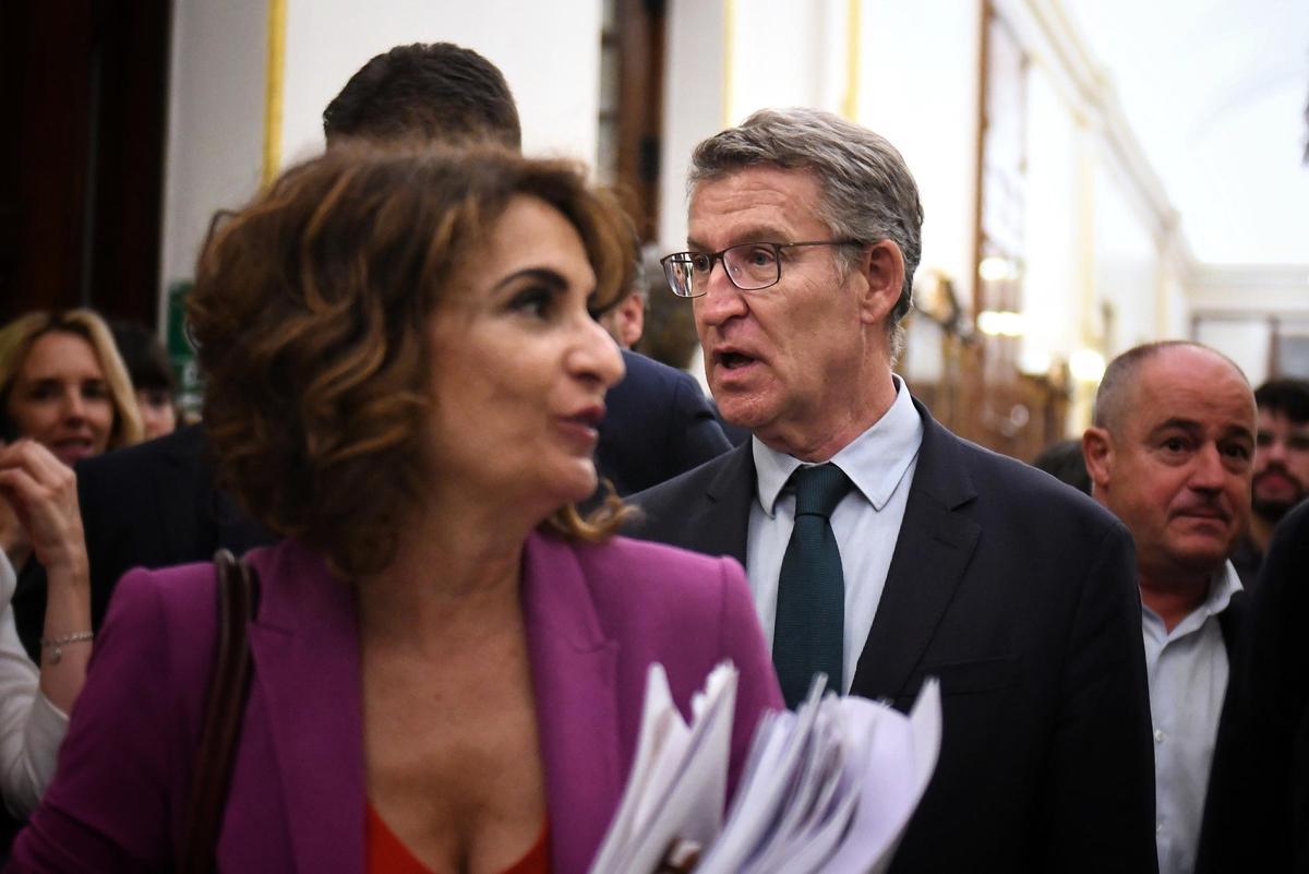 La vicepresidenta primera, María Jesús Montero, y el presidente del PP, Alberto Núñez Feijóo, abandonando el salón de plenos del Congreso.