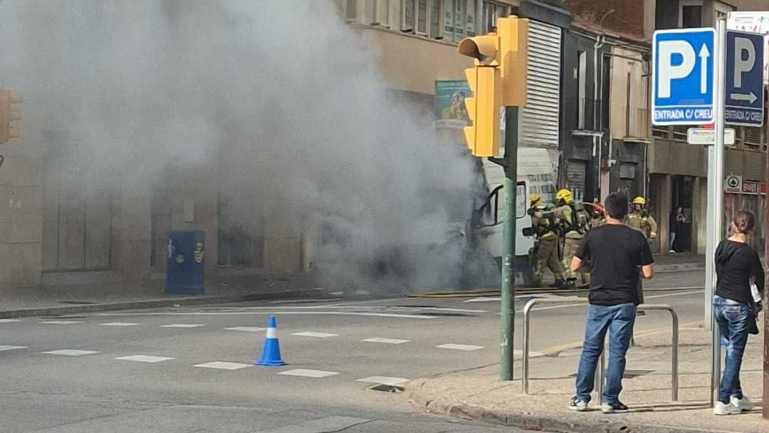 Les fotos de l'incendi d'un vehicle al carrer Migdia de Girona