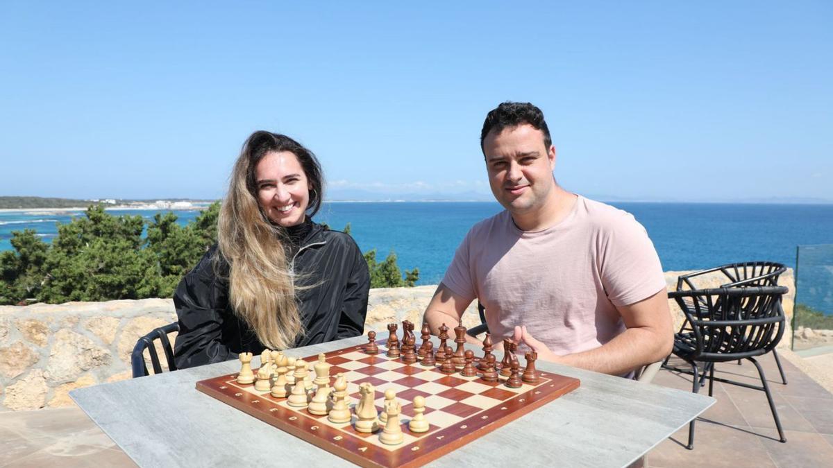 Los dos grandes maestros de ajedrez, Keti Tsatsalashvili y Pepe Cuenca en Punta Prima.