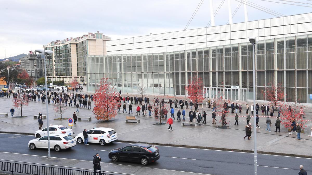 Colas para la vacunación en Expocoruña.