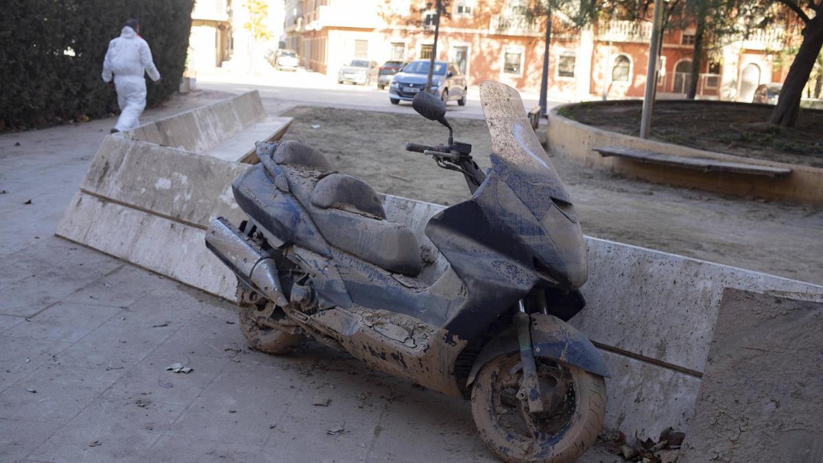 Una moto afectada por la dana en Algemesí.
