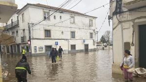 Calles de la localidad de Alcácer do Sal, en Setúbal y al sur de Lisboa, el pasado viernes, afectadas por los destrozos y la crecida del río Sado, debido a las fuertes lluvias de la borrasca Leonardo. EFE/ Susana Samhan