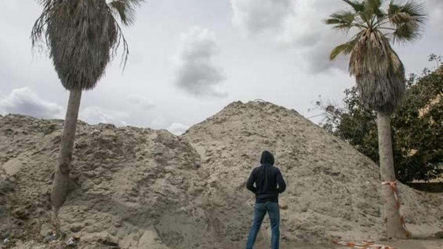 Enormes montañas de arena que huelen mal llenas de basura