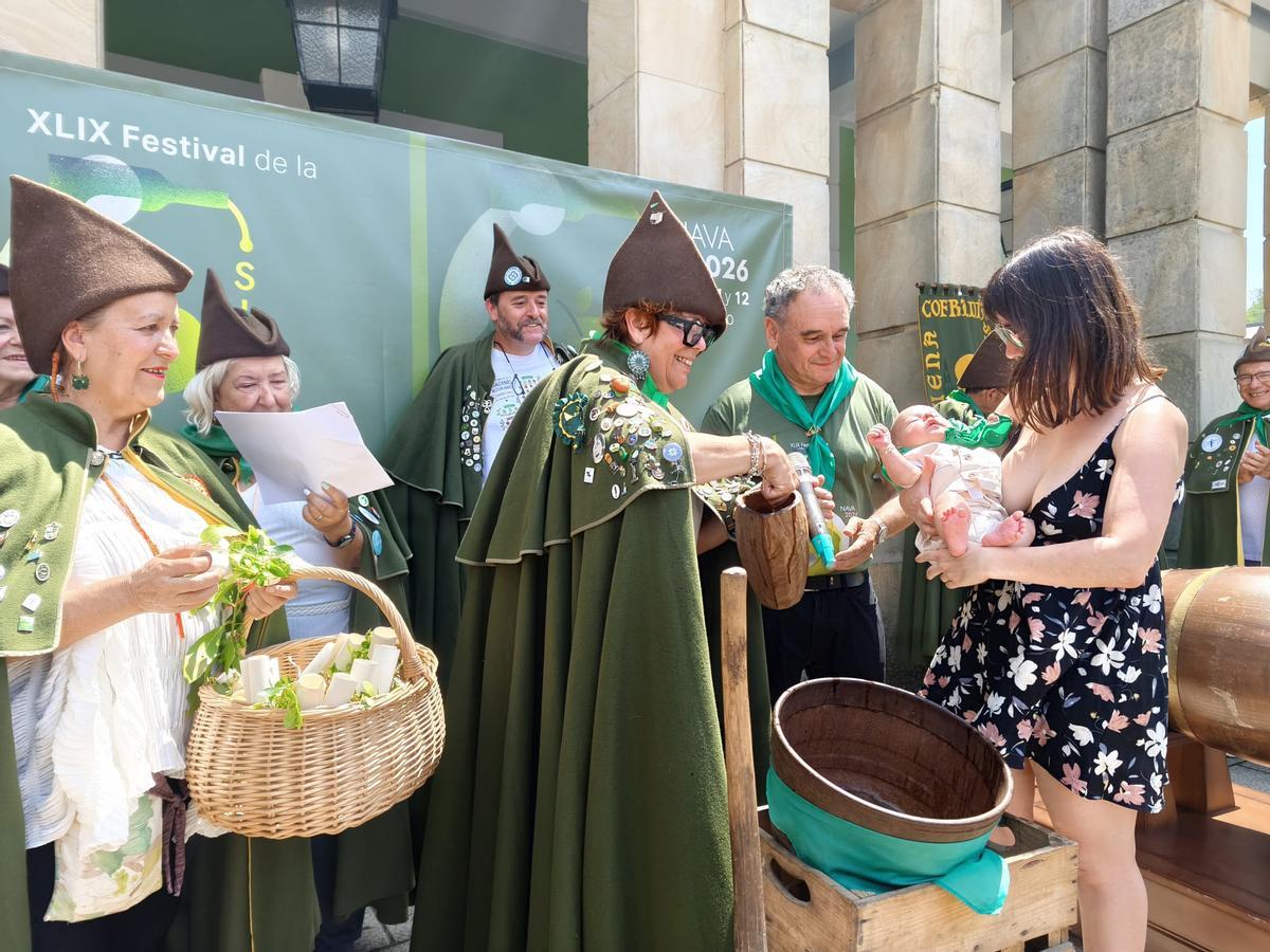 El bautismo sidrero de una veintena de bebés en el Festival de la Sidra de Nava, en imágenes