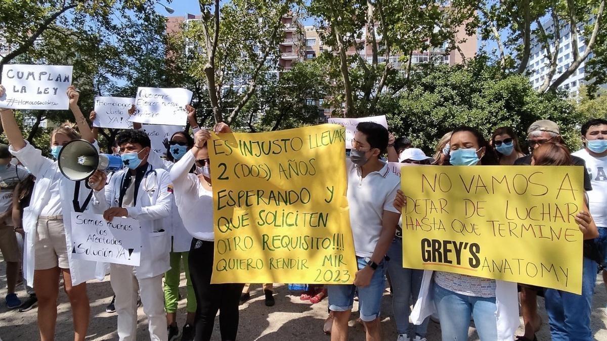 Médicos extranjeros se manifiestan en Madrid.
