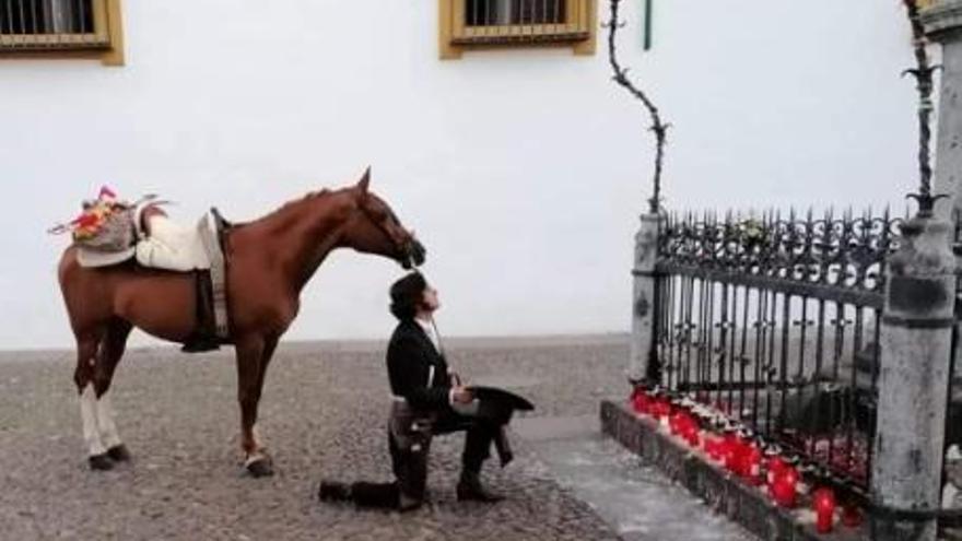 Morante de la Puebla, a caballo y de rodillas ante el Cristo de los Faroles de Córdoba