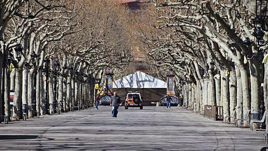 Un cotxe de voluntaris de Protecció Civil de Cercs circulant pel mig del Vall per controlar el confinament