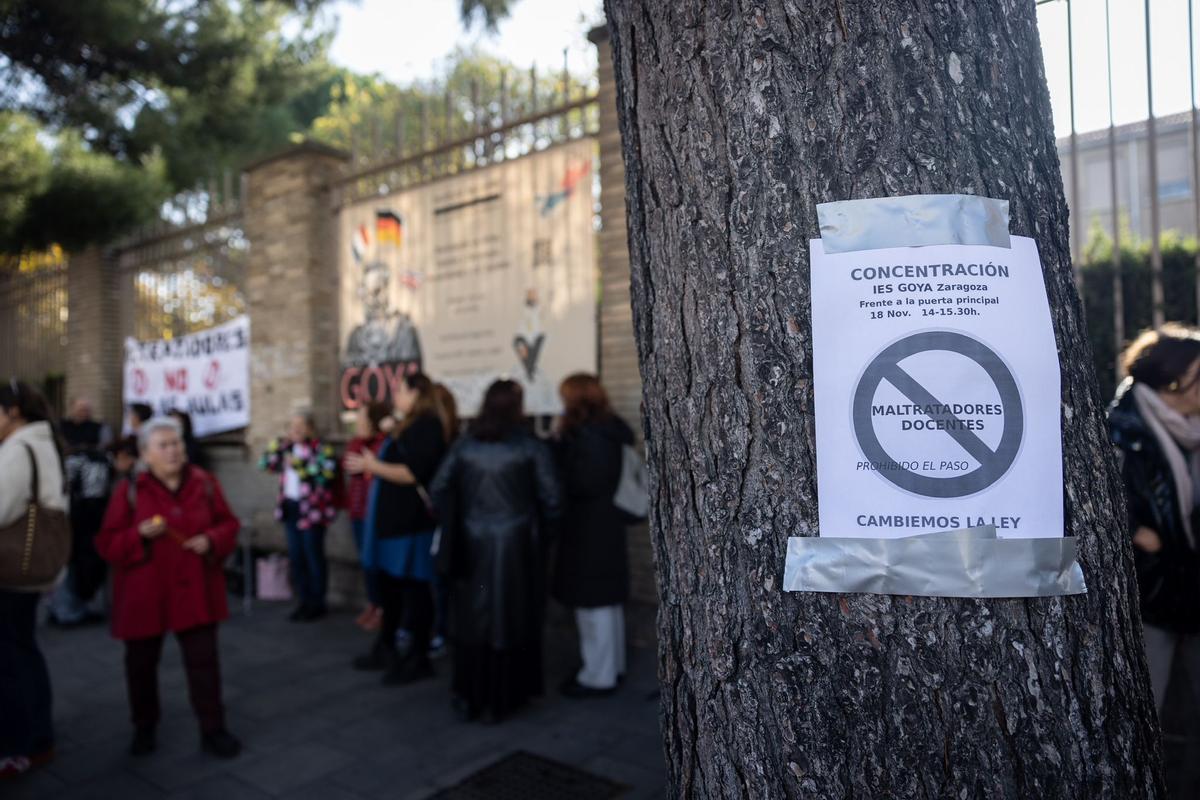 En imágenes | Nueva protesta en el IES Goya contra el profesor condenado por maltrato En imágenes | Nueva protesta en el IES Goya contra el profesor condenado por maltrato