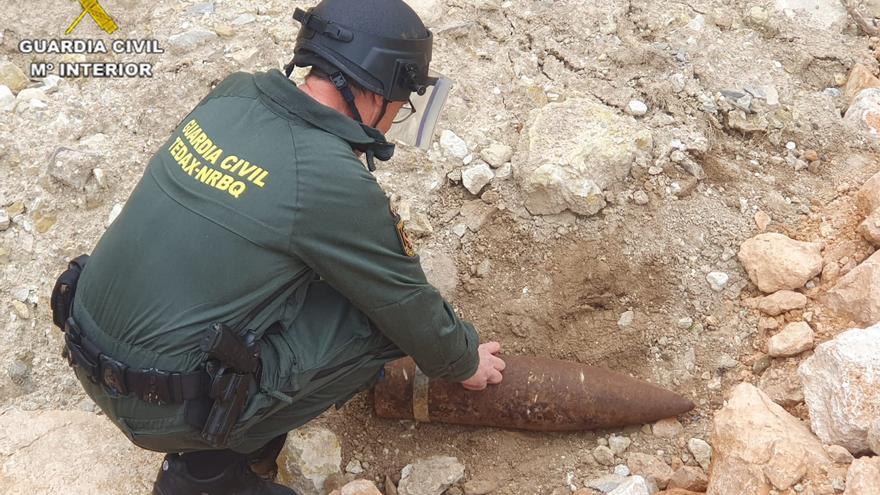 La Guardia Civil desactiva un obús de la Guerra Civil que apareció en una finca de Binissalem