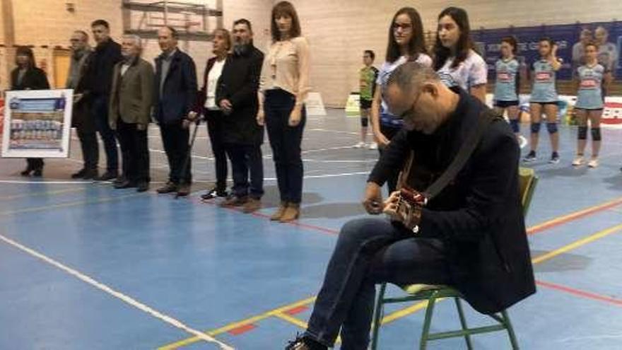 Arriba, una acción defensiva; a la izquierda, acto de homenaje a Pérez Canal. // Enzo Sarmiento